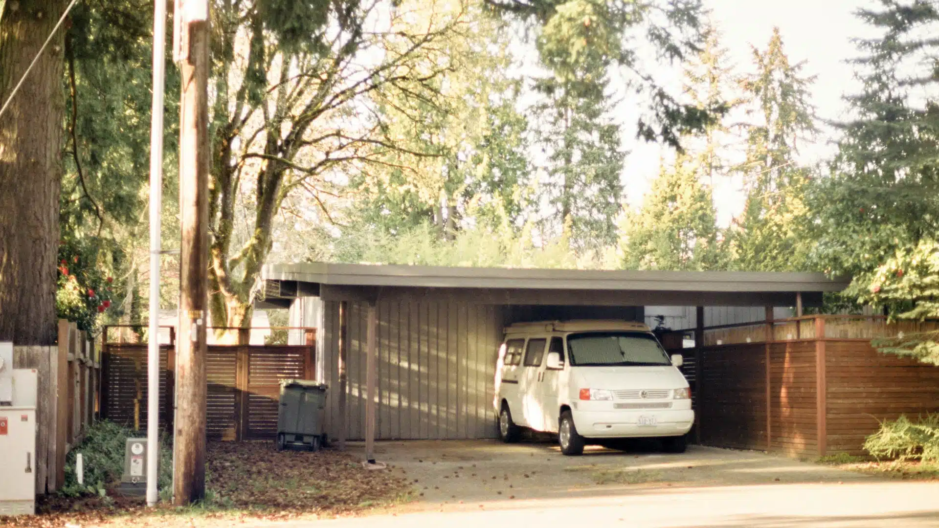 Comment bien choisir l'emplacement pour un carport adossé ?